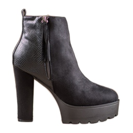 Weide Bottes chaudes sur la plateforme le noir