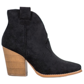 Bottes de cowboy en daim sur le pilier noir