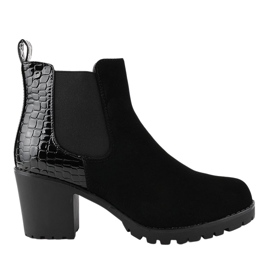 Bottes noires sur le poteau avec un élastique W356