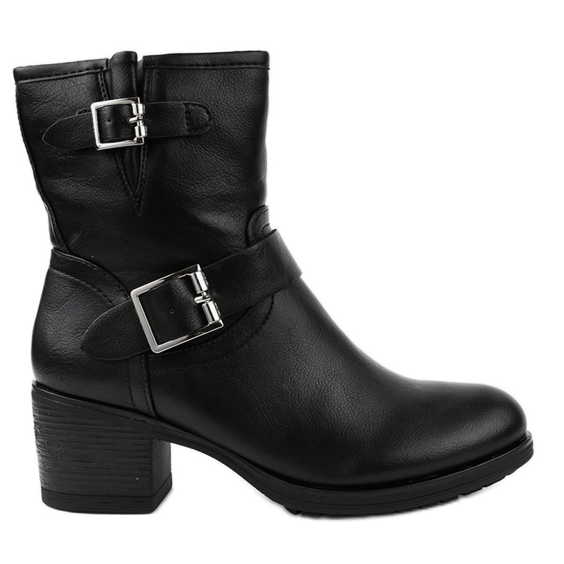 Bottes noires sur le poteau isolé C227-2 le noir