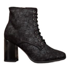 Kylie chaussons attachés sur un poteau noir