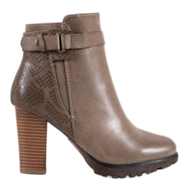 Super Mode Bottes élégantes sur un poteau brun