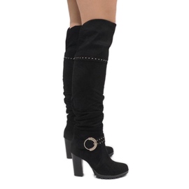 Bottes noires sur le poste N504 le noir