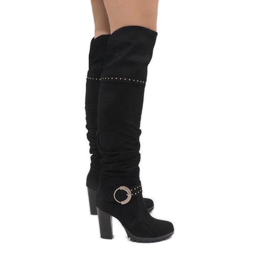 Bottes noires sur le poste N504 le noir