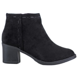 Kylie Bottines noires sur un poteau