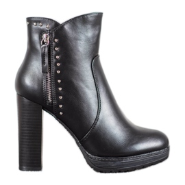 Kayla Bottes sur un poteau le noir