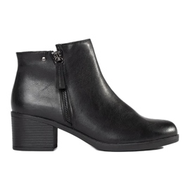 Bottines noires sur un poteau