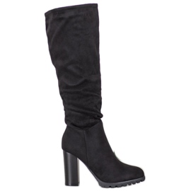 Evento Bottes élégantes sur un pilier le noir