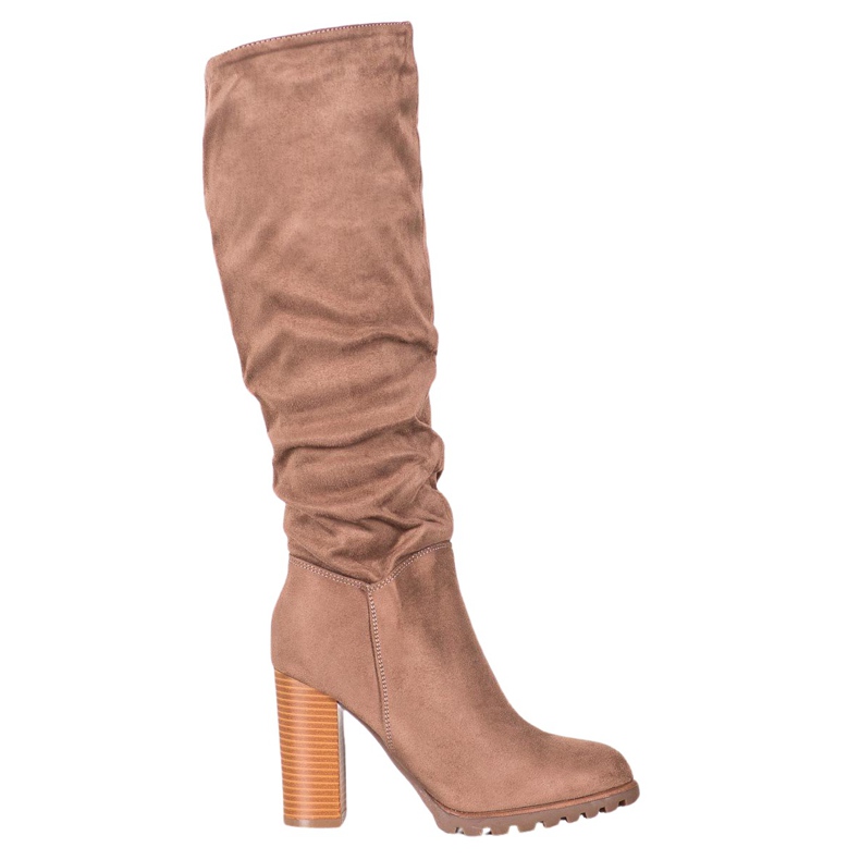Evento Bottes élégantes sur un pilier brun