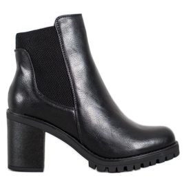 M.Daszyński Bottes confortables sur un poteau le noir