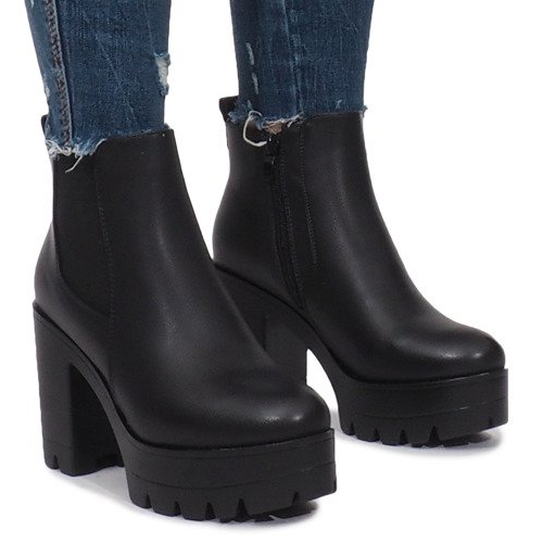 Bottes noires sur un poteau Fanny le noir