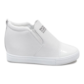 Baskets blanches sur le coin DD408-2