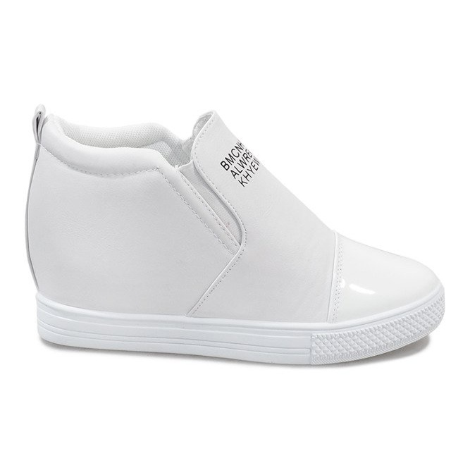 Baskets blanches sur le coin DD408-2