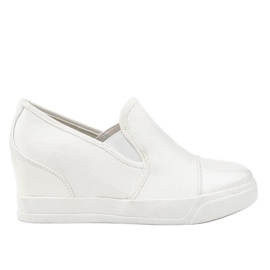 Baskets blanches sur le talon compensé R27-5