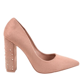 Escarpins en daim rose sur le pilier D-1230
