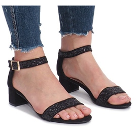 Sandales noires sur le poste Montana