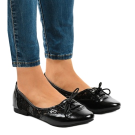 Ballerines noires à lacets ajourées 61305
