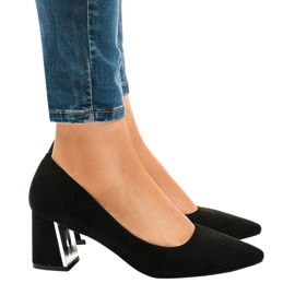 Escarpins en daim noir sur le pilier L439