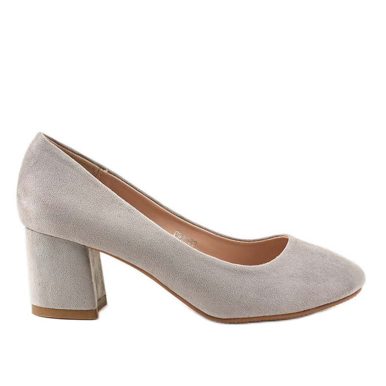 Escarpins en daim gris sur le poteau FM1089