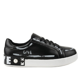 Baskets noires ornées de clous G272