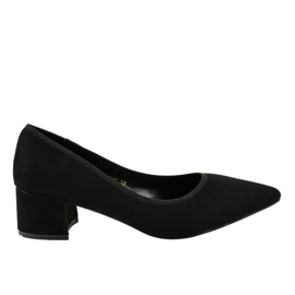 Escarpins en daim noir sur le pilier L436