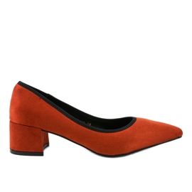 Escarpins en daim rouge sur le pilier L436