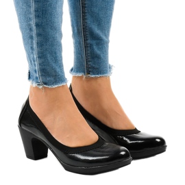 Escarpins laqués noirs sur le pilier 579-2 le noir