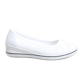 Baskets blanches sur le talon compensé 1145-Y