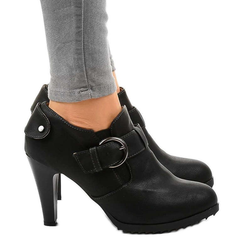 Bottines noires avec boucle A-25A le noir
