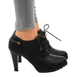 Bottines noires avec boucle A-24A le noir