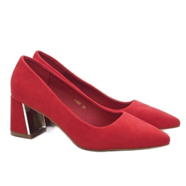 Escarpins en daim rouge sur le pilier L439