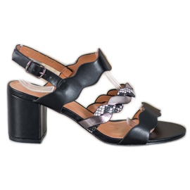 Small Swan sandales sur un bar noir