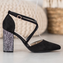 Goodin Escarpins à la mode sur un pilier blanche le noir