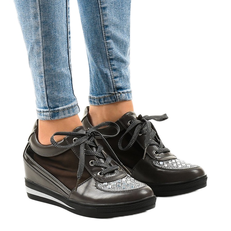 Baskets en maille grises sur le coin TL-29