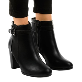 Bottes noires sur le poteau avec un élastique F815-2 le noir
