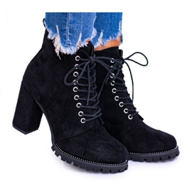 Lu Boo Black Suede Boots sur un poste avec des strass Halsey noir