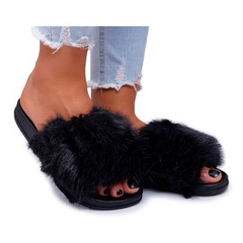 Les tongs des femmes avec une fourrure noire le noir