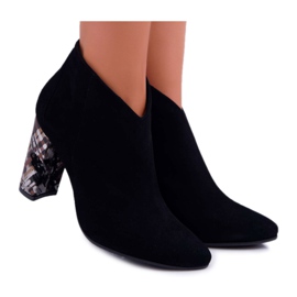 Bottes en daim élégantes noires sur un poteau Laura Messi 2047