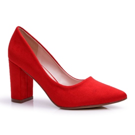 Pompes pour femmes sur le pilier du rouge en daim