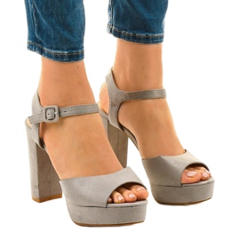 Sandales grises sur le poste de daim AT-0660-L