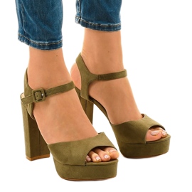 Sandales vertes sur le poste de daim AT-0660-L