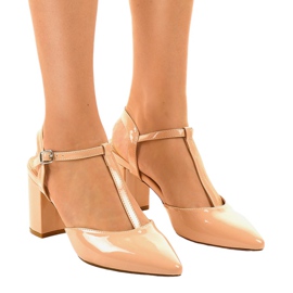 Escarpins beiges sur le pilier D85-17 Escarpins beiges sur le pilier D85-17
