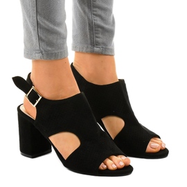 Sandales noires ajourées avec une coupe 99-33A