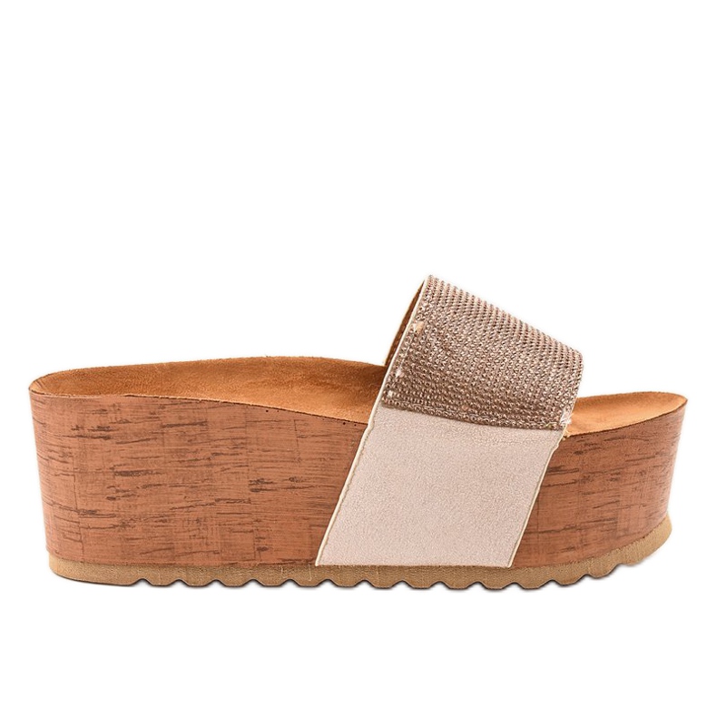 Chaussons beiges sur la plateforme 77-99