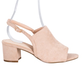 Small Swan Chaussures beiges sur un bar