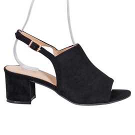 Small Swan Chaussures noires sur un bar