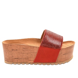 Chaussons rouges sur la plate-forme 77-99