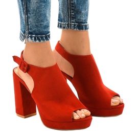 Bottines en daim rouge sur le poteau 77-103