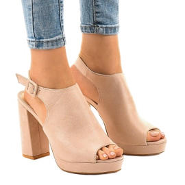 Bottines en daim beige sur le poteau 77-103