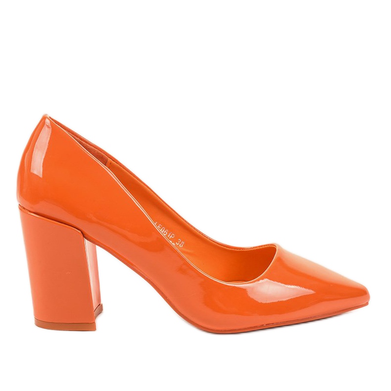 Pompes oranges sur le poteau LE061P